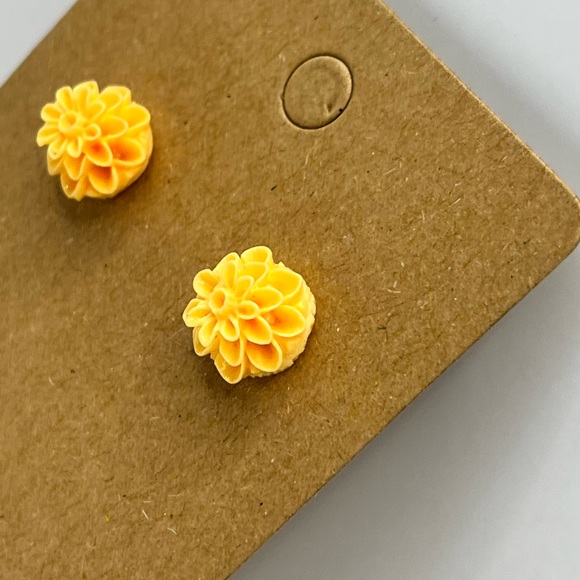 Light orange flower stud earrings - Picture 3 of 3
